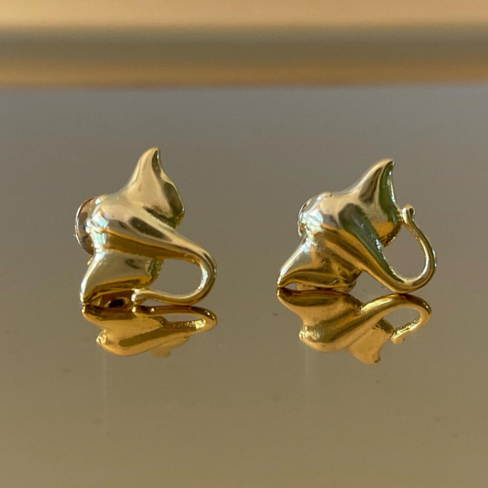 bolde-stingray-earrings-marine-gold
